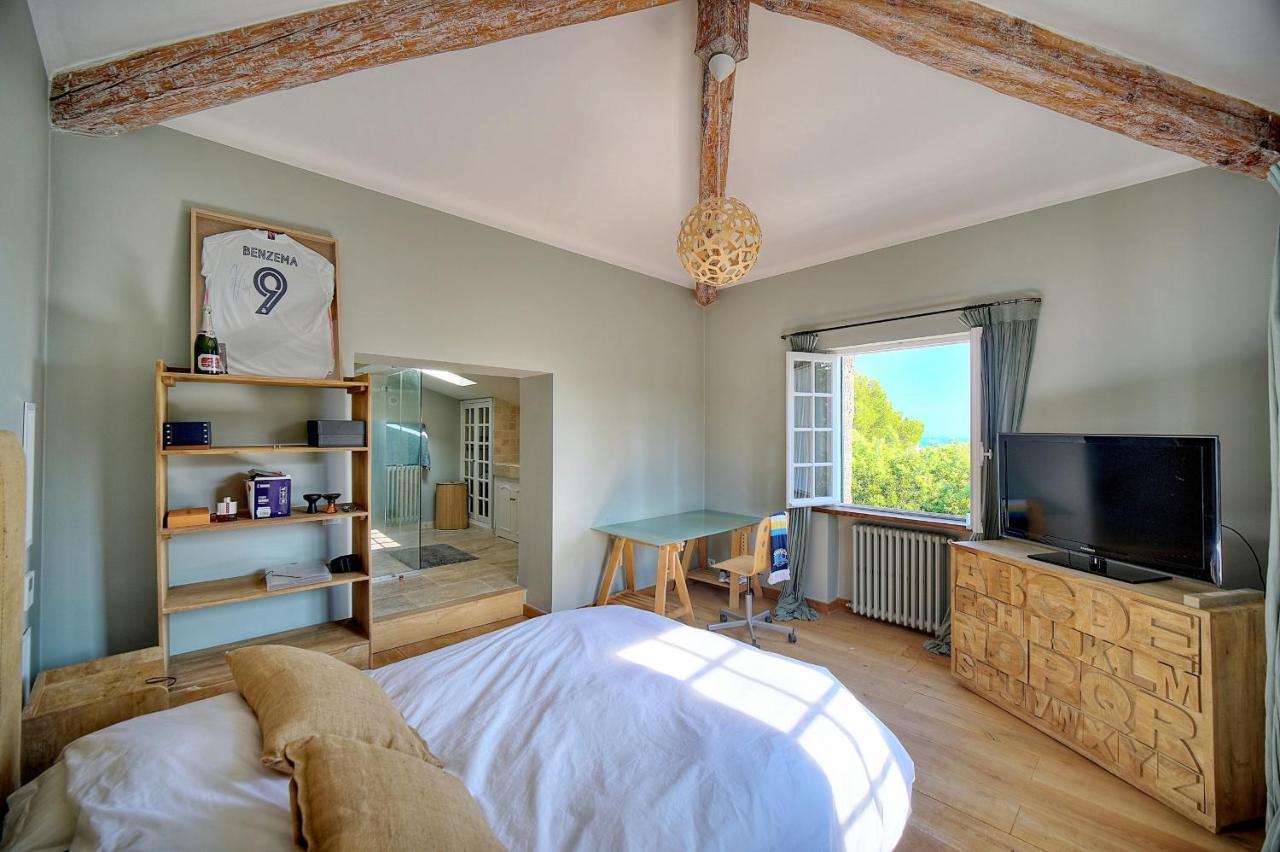 Villa Leader Large Contemporary With Luxurious Design, Pool And View *
