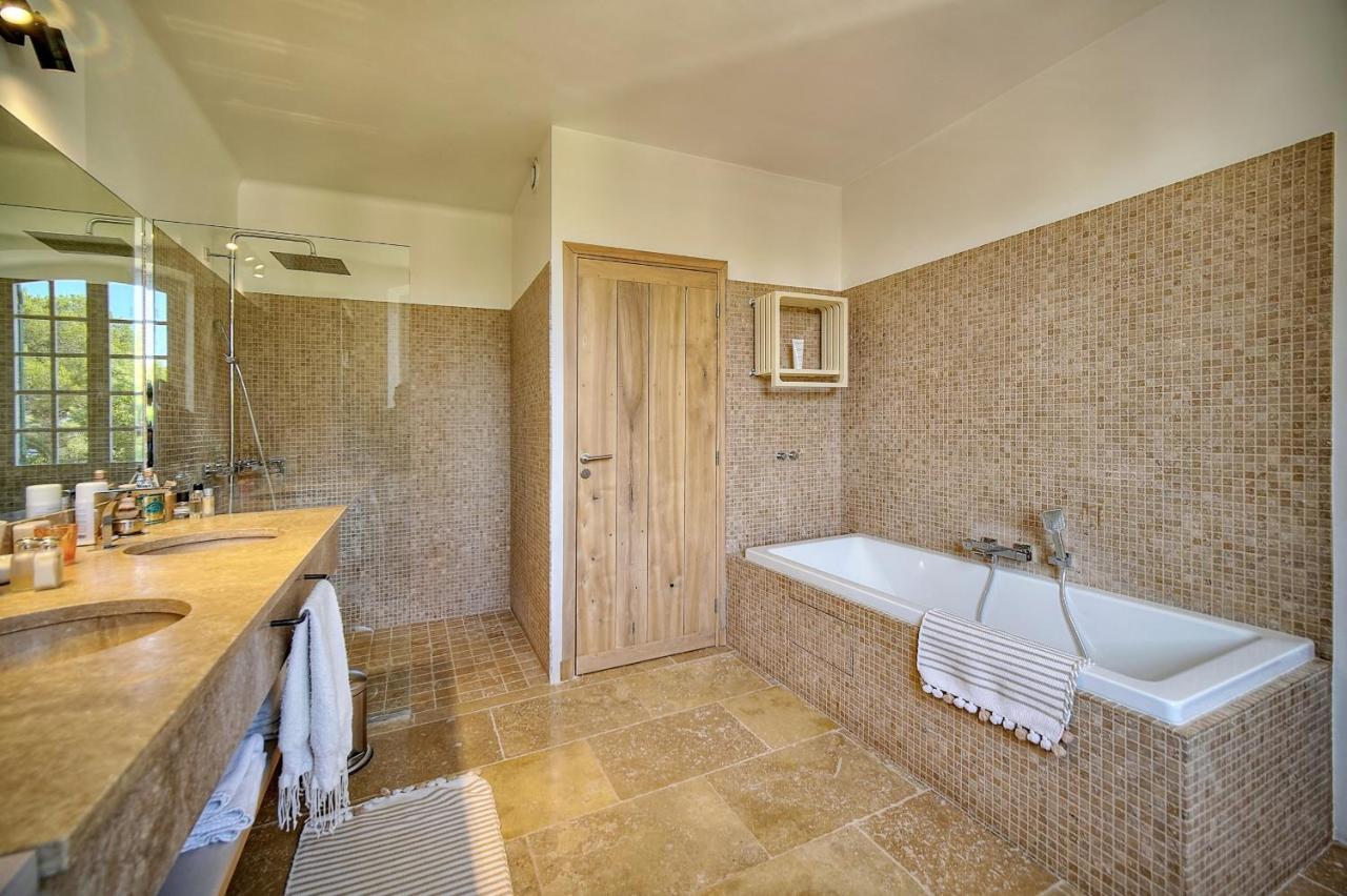 Villa Leader Large Contemporary With Luxurious Design, Pool And View *