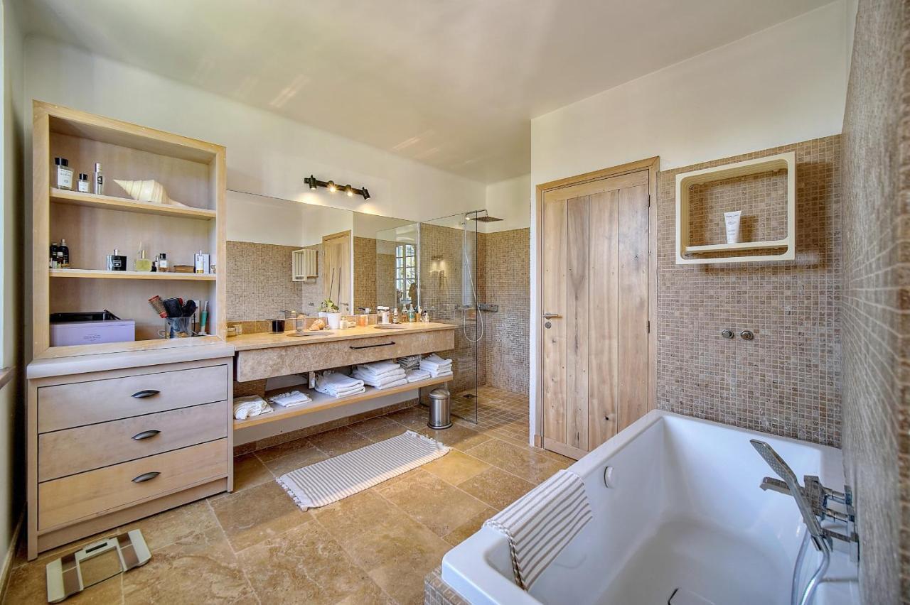 Leader Large Contemporary With Luxurious Design, Pool And View Villa