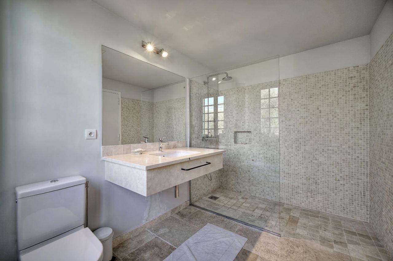 Leader Large Contemporary With Luxurious Design, Pool And View *