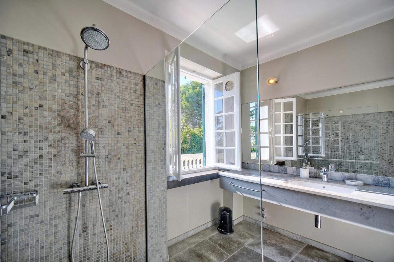 Leader Large Contemporary With Luxurious Design, Pool And View